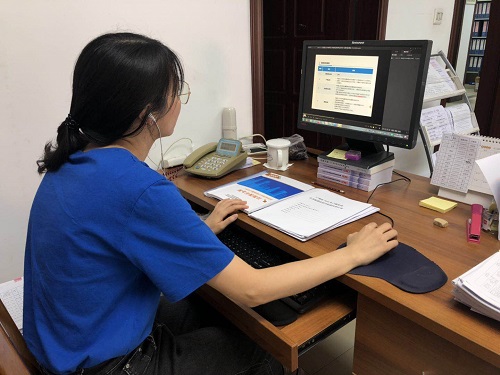图：白鹤洞街工作人员在观看住房保障培训视频.jpg