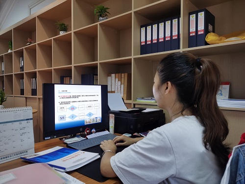 图：昌华街工作人员在观看住房保障培训视频.jpg