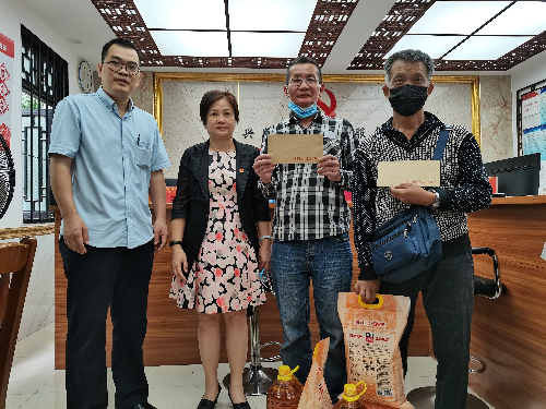 图四：区应急局和街道办事处代表共同慰问辖区困难群众.jpg