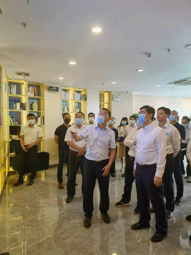 图：孙志洋同志听取保障性租赁住房项目的情况介绍.jpg