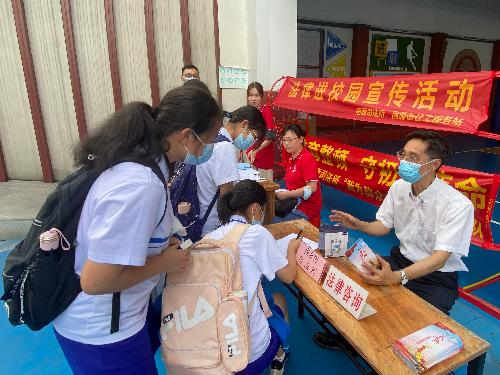 图：西关广雅中学荔湾分校区学生向司法所人员咨询法律问题.jpg