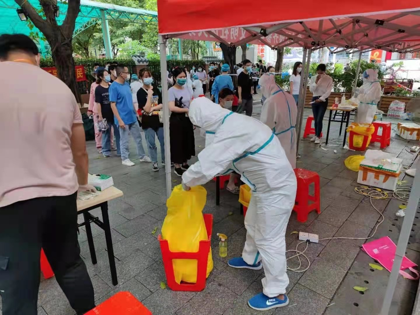 6.1威廉希尔中国
城管执法局：加强垃圾清运 筑牢疫情防线1.png