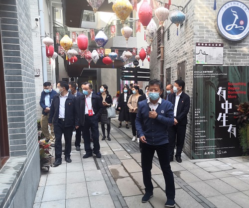 （图：区住房建设局向视察组介绍永庆坊更新改造的推进情况）.jpg