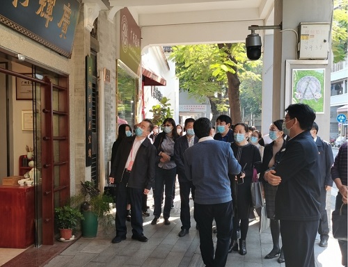 （图：市人大代表组成人员、区人大代表成员视察非遗文化传承保护的推进情况）.jpg