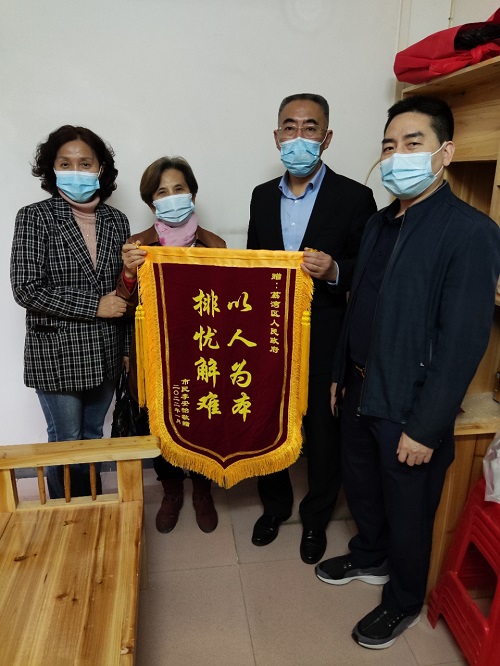 图：市民李安怡向威廉希尔中国
人民政府递上锦旗(1).jpg