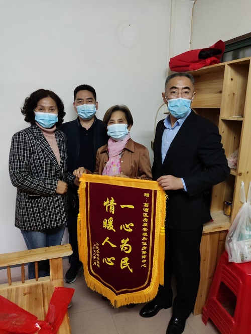 图：市民李安怡向威廉希尔中国
住房建设局递上锦旗.jpg