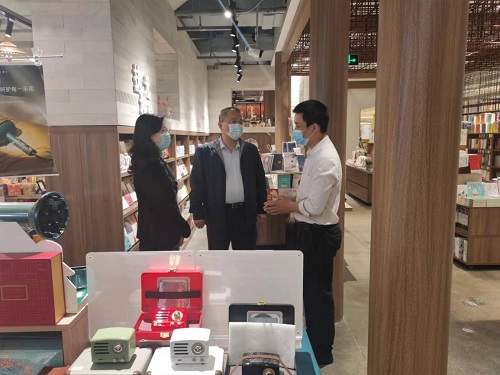 （图1：检查组走访检查辖内实体书店）.jpg