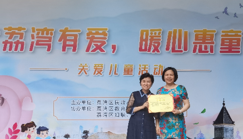 图：爱心企业赠送儿童节礼物.jpg