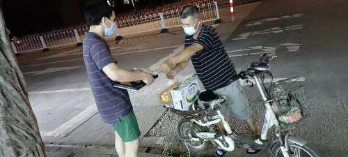 张承康（右）将笔记本电脑归还给失主.jpg