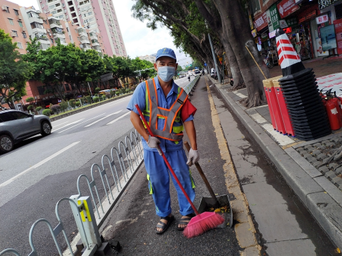 张承康正在进行环卫保洁工作.jpg