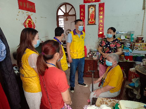 图4：探访慰问残障人士家庭.jpg