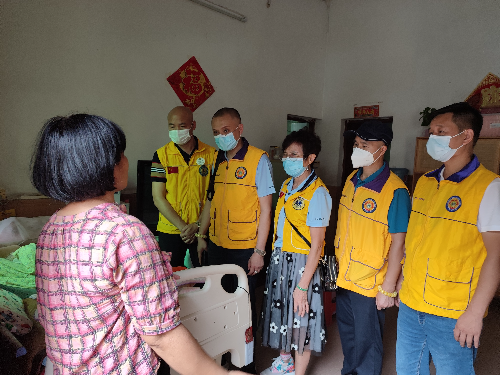 图5：探访慰问残障人士家庭.jpg