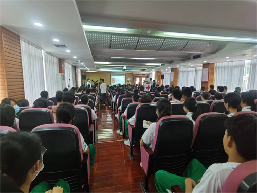 青少年认真学习急救讲座知识.png