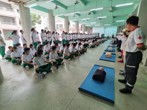 青少年听取志愿导师讲解心肺复苏操作流程.jpg