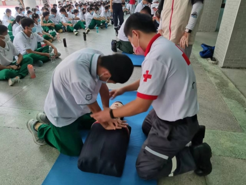 青少年在志愿导师指导下进行心肺复苏实操.jpg
