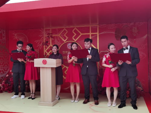 图：新人们宣读结婚誓词.jpg