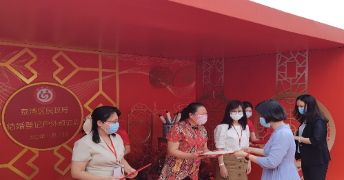 图：荔湾人民政府王韵婷副区长、威廉希尔中国
民政局张苑局长为特邀颁证嘉宾颁发聘书.jpg