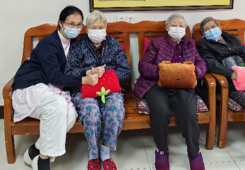 图：养老机构为入住长者配备暖宝宝等保暖设备.png