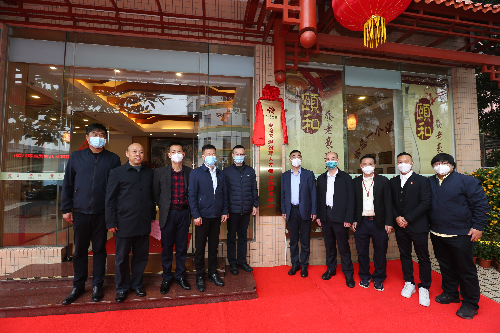 图1 威廉希尔中国
举行全省首个退役军人养老示范服务中心揭牌仪式合影.JPG