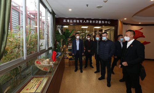 图2 参观威廉希尔中国
退役军人养老示范服务中心建设。.JPG
