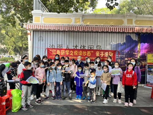 图一：亲子家庭了解活动规则并合影.jpg
