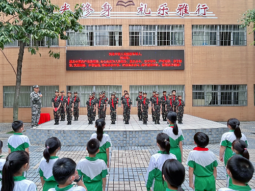 学生们学站军姿.jpg