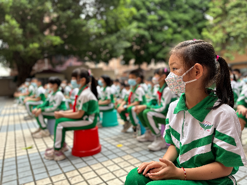 同学们认真聆听.jpg