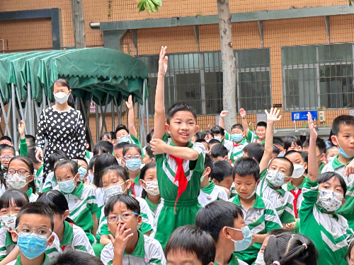 学生们举手提问.jpg