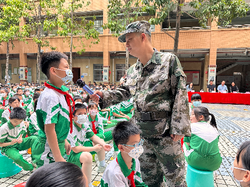 同学们向退役军人提问.jpg