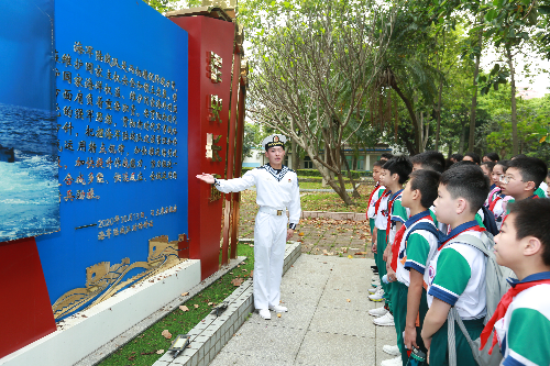 图1：参观军事长廊.JPG