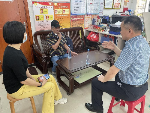 图：武装部部长与谢剑铭交谈.png