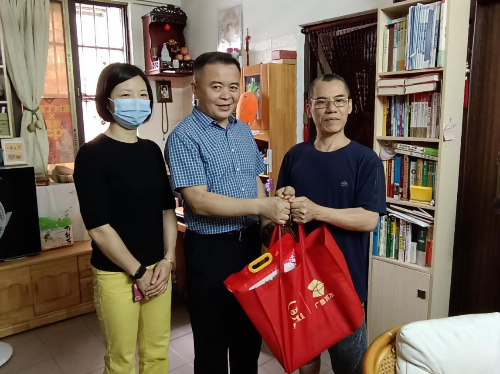 图：武装部部长向唐志刚送上慰问品.png