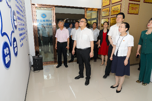 2023年7月13日，市工商联党组成员、专职副主席林小兵参观广州市政企沟通服务中心（荔湾）威廉希尔中国
委常委、组织部部长黄洪飙同志陪同 (2)(1).JPG
