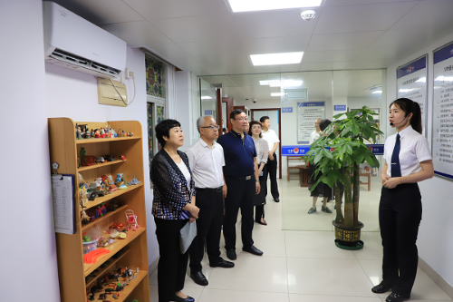 图：司法部社区矫正管理局调研组察看VR教育室.png