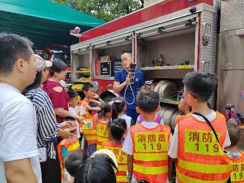 风雨亭社区：走进消防中队，牢记消防安全（林静棉） (2).jpg
