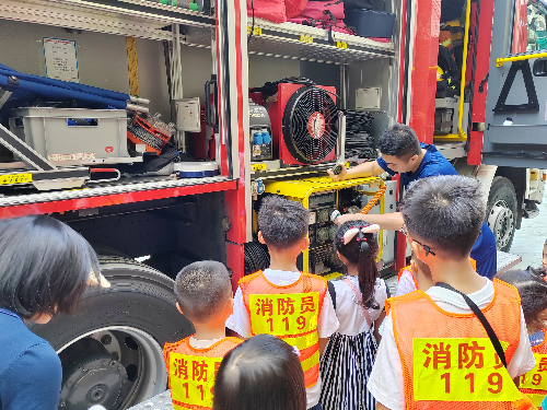 风雨亭社区：走进消防中队，牢记消防安全（林静棉） (1).jpg