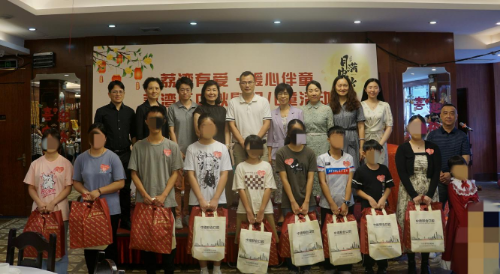 图：中秋关爱儿童活动合影.png
