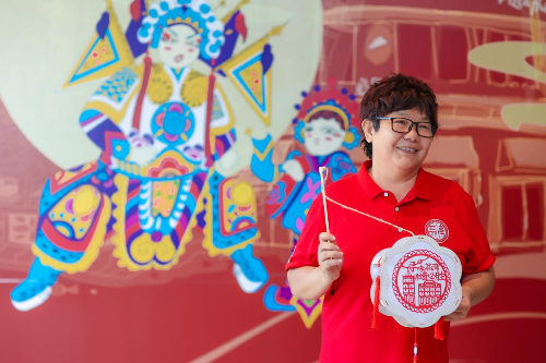 9月23日，中秋即将到来之际，花地街道小策社区与广州必胜客携手荔湾非遗协会，在百花路必胜非遗主题餐厅举行了一场别开生面“非遗必胜——纸上映月 情系广黔”活动C.png