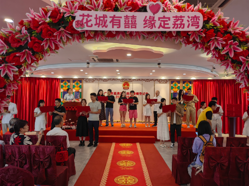 （图：新人们共同宣读结婚誓词）.jpg