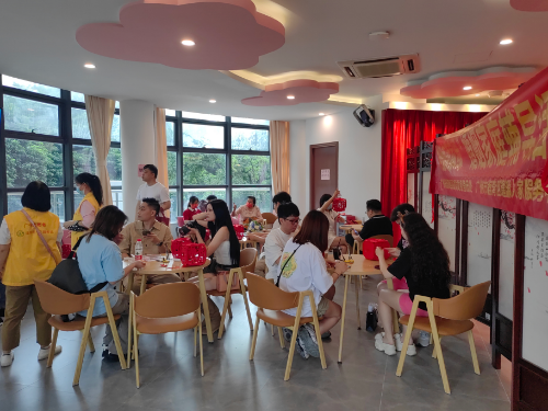 图：新婚夫妇在活动现场制作中秋灯笼.jpg