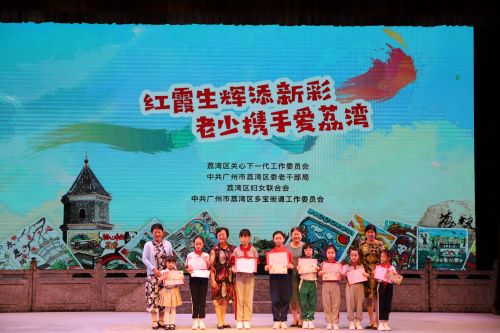 图2区关工委书画组老同志向小朋友赠送画册.JPG