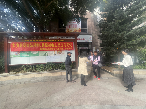 图：花地联组人大代表面对面向群众发放普法宣传手册，提高广大人民群众的法治观念和法律意识_副本.jpg