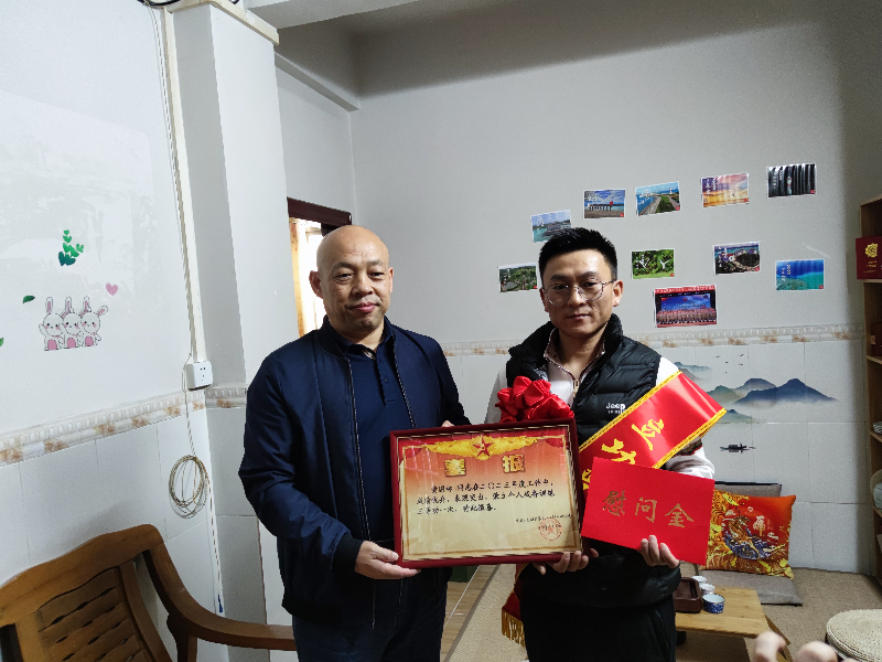 慰问组为黄国林送喜报和春节的问候.jpg