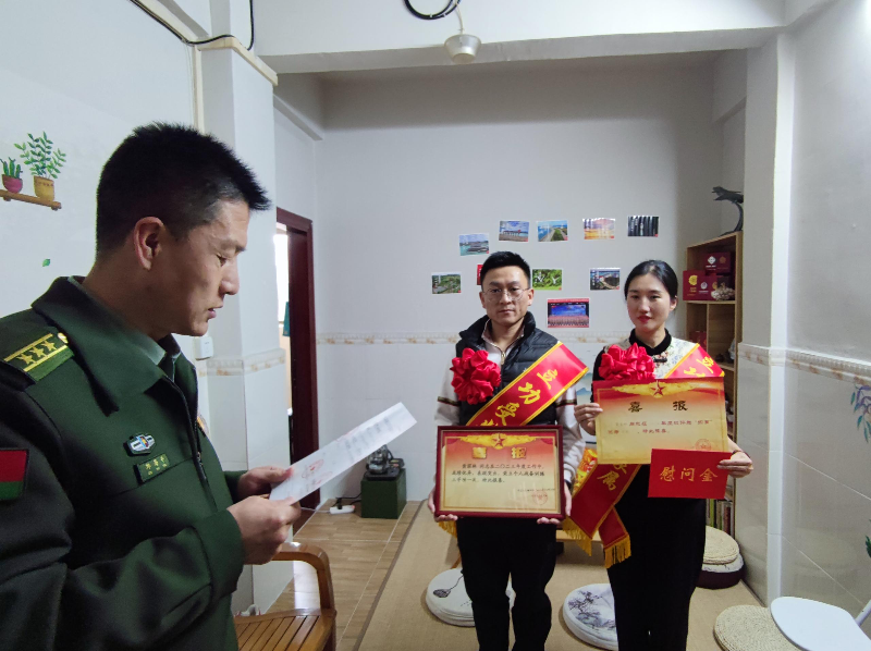 宣读立功喜报.jpg