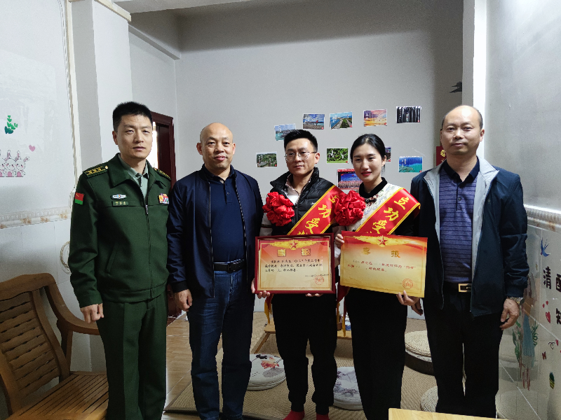 送喜报合照.jpg