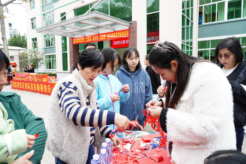 剪纸老师邹美琪现场教授剪纸技艺.JPG