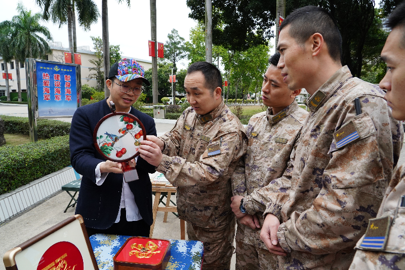 广绣大师王新元向官兵们展示广绣作品.JPG