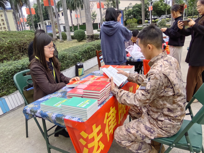 律师现场为官兵提供法律服务.jpg