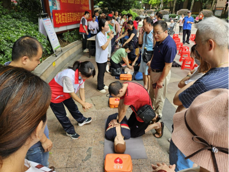 (图4:花地街道公卫委在恒荔湾畔社区向居民群众科普AED自动体外除颤仪的使用方法)_副本.jpg