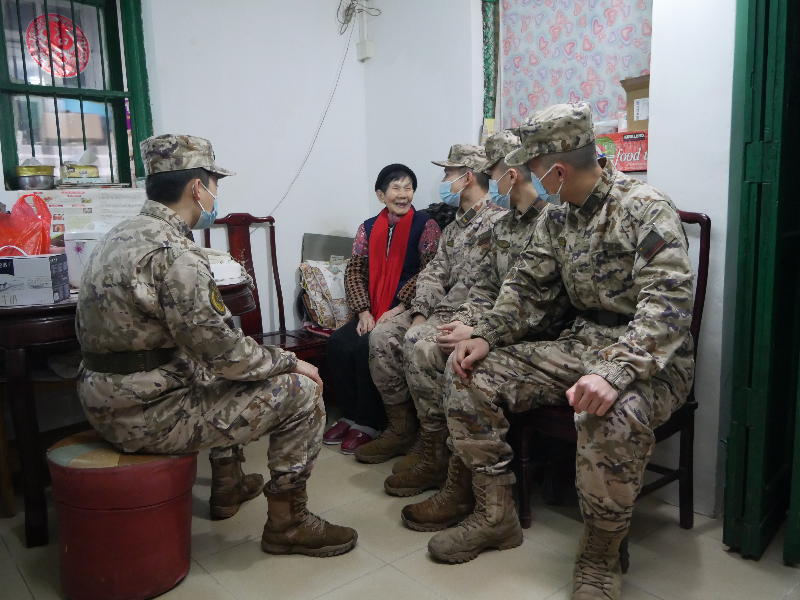 驻区部队官兵看望慰问沙面街道孤寡老人并主动为老人打扫家中卫生.jpg